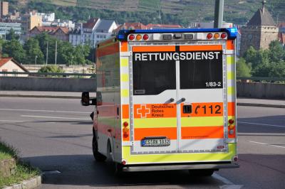 Esslingen: Pkw stuerzt Boeschung runter, Fahrer schwer verletzt